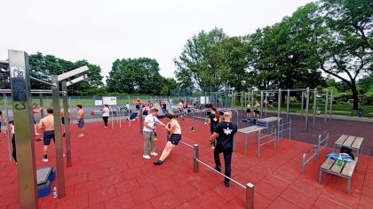 Calisthenics kommt vor allem bei Jugendlichen gut an. In Gie&szlig;en k&ouml;nnen sich Heranwachsende sowohl im Jugendzentrum Gie&szlig;en-West&nbsp; als auch auf einer gro&szlig;en OutdoorAnlage beim Training mit dem eigenen K&ouml;rpergewicht ausprobieren.
&nbsp;
                Bild: SJH