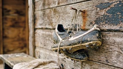 Viele Jugendliche h&auml;ngen die Fu&szlig;ballschuhe an den sprichw&ouml;rtlichen Nagel. F&uuml;r Vereine gilt es, diese jungen Menschen nicht zu verlieren.
                Foto: gemini generated