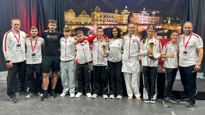 Team Hessen mit den Landestrainern Kumite: Links: Alexander Lang vom Stützpunkt Nord (Kassel) und rechts Jamal Laudiai vom Stützpunkt Süd (Rödermark). Zweiter von links: Coach Maxim Harisow ebenfalls vom Stützpunkt Nord                Bild: Y. Laudiai für den HFK