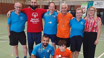  Werra-Meißner-Kreis und Werraland Lebenswelten veranstalteten 5. Unified-Sportfest; Siegerehrung Herren (von links): Thomas Freitag, Ali Ylmaz, Tilo Brüsch (Platz 4), Ottmar Gremmer (3.), Mareike Göbel, Nicole Rathgeber (Landrätin). Vorne von linkes: Omar Alaaddin (2.), Timo Völzke
Bild: HARALD TRILLER / Werra-Rundschau
