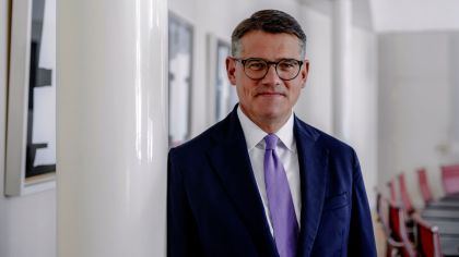 Blickt auf 80 Jahre erfolgreiche Zusammenarbeit zurück: Hessens Ministerpräsident Boris Rhein.Foto: Sinah Osner/ Hessische Staatskanzlei