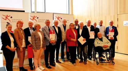 Auf dem Sportbundtag des Landessportbundes zeichnet das Präsidium Ehrenmitglieder aus. Dies ist eine bewährte Form, Wertschätzung auszudrücken. Foto: LSBH/maw Bild: lsb h