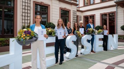 Das Foto zeigt (von links) Lena Djeriou, Jennifer Langer, Sportjugend-Vorsitzende Malin Hoster, Paula Gremm, Hessens Sportbeauftragte Ann Kathrin Linsenhoff, Jonas Wintershoff und Maris-Luina Petzold.
Bild: HMFG