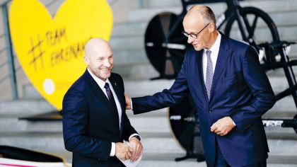 Bundeskanzler Friedrich Merz (rechts) stellte Anfang September Ronald Rauhe als Staatsminister für Sport und Ehrenamt vor. Der 44-Jährige ist Nachfolger von Christiane Schenderlein.Foto: Picture Alliance