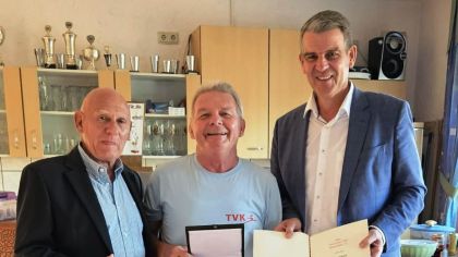 Übergabe der Sportplakette des Bundespräsidenten
v.l. Ralf Koch-Sportkreis Lahn-Dill, Franz Nachlinger- TV Katzenfurt, Frank Inderthal- Erster Kreisbeigeordneter                Bild: TV Katzenfurt