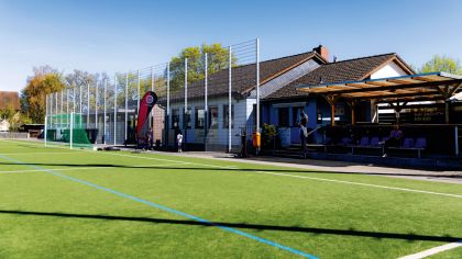 Viele Vereinsheime in Deutschland sind in die Jahre gekommen. Deshalb rief der Deutsche FußballBund (DFB) die Initiative „Vereinsheim 2.0“ ins Leben. Entwickelt wurden drei Publikationen, die Vereinen und Kommunen bei Modernisierungen oder Neubauten als Unterstützung dienen können.Fotos: DFB