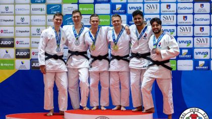 Man sieht Immo und Hendrik Schmidt als Vizeweltmeister auf dem Podium