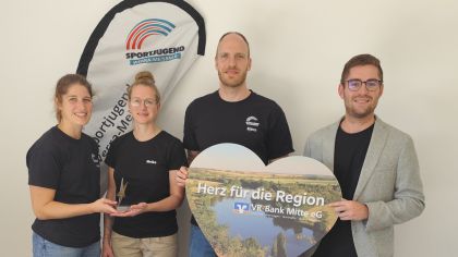 Der Stern des Sports in Bronze: (von links) Laura Heckmann, Meike Aue und Bj&ouml;rn Prinz von der Sportjugend Werra-Mei&szlig;ner mit Robin Hillebrecht von der VR-Bank Mitte eG
                Bild: Tina Fischbach-Schott
