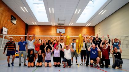 Eine jubelnde Volleyball-Jugendmannschaft nach der sportlichen Einheit mit der Sportbeauftragten Ann-Kathrin Linsenhoff. Fotos: SJH/Kai Peters