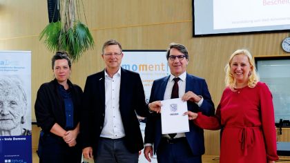 Ministerin Diana Stolz übergibt Förderbescheid für die Landesfachstelle Demenz Hessen (von links): Sonja Driebold und Carsten Tag, Vorstandsvorsitzender der Diakonie Hessen, Prof. Dr. Johannes Pantel, Vorsitzender der Alzheimer Gesellschaft Hessen e. V.Foto: LSBH