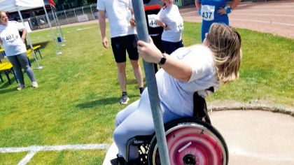 Mit Elan dabei: Eine Mitarbeiterin der Oberurseler Werkstätten absolviert eine Prüfung zum Deutschen Sportabzeichen.
Bild: privat