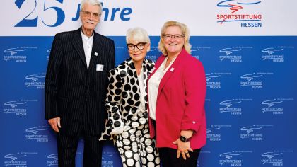 In Feierlaune (v.l.): Lutz Arndt, ehemaliger LSBH-Vizepr&auml;sident Leistungssport, Stiftungs-Vorsitzende Ann Kathrin Linsenhoff und LSBH-Pr&auml;sidentin Juliane Kuhlmann.
                Bild: Mike Wenski