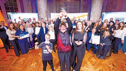 Das Landesfinale des Wettbewerbs „Sterne des Sports“ findet traditionell auf Schloss Biebrich in Wiesbaden statt. Im vergangenen Jahr setzte sich der 1. PBC Bad Wildungen mit einem Billiardprojekt für Kinder und Jugendliche durch.Fotos: Genoverband e. V./ Franz Fender, privat (6)