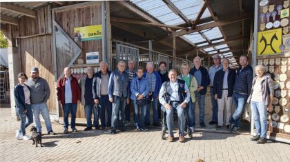Werner Eifert (Mitte) hatte seine Mit-Landessportbund-Ehrenmitglieder und ihre Angeh&ouml;rigen, einem Heidschnucken-Essen in den Vogelsberg eingeladen und dabei wurde der Reiterhof &bdquo;Sportpferde Br&auml;hler&ldquo; besucht und Inhaber Heinrich Damian Br&auml;hler (2. von rechts) und Ellen Lindenstruth (rechts) wirken bei der Betriebsf&uuml;hrung mit.&nbsp;
                Bild: Erich Stock
