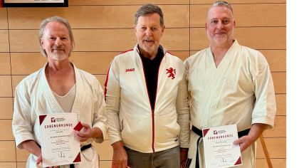 V.l.: Frank Höln (Ehrung für 30 Jahre Vorstandsarbeit), Reinhard Schmidt-Eckhardt (Ehrenpräsident des Hessischen Fachverbandes für Karate), Holger Reinhardt (Ehrung für 30 Jahre Vorstandsarbeit)                Bild: Reinhard Schmidt-Eckhardt für den HFK