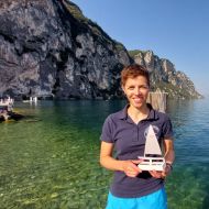 Eva Deichmann am Gardasee. Große Freude über die Trophäe der besten Apprentice-Dame.                Bild: Deichmann