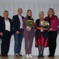 Stahlende Gesichter: Die Preistr&auml;gerinnen Sophie Wachter und Magdalena Weidner (mit Blumen) zusammen mit (v.l.) Laudatorin Dagmar Schmitt-Merkl, Dr. J&ouml;rg M&ouml;ller (VorsitzenderSportkreis Werra-Mei&szlig;ner), Brigitte Senftleben (Vorsitzende Landesausschuss Gleichstellung im Sport), Ulrich M&uuml;ller (Pr&auml;sident Hessischer Turnverband), lsb h- Pr&auml;sidentin Juliane Kuhlmann und Reinhard Schmidt-Eckhardt (Pr&auml;sident Hessischer Fachverband f&uuml;r Karate).
                Bild: lsb h