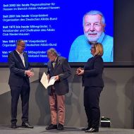 Peter Beuth und Juliane Kuhlmann überreichen Manfred Jennewein die Sportplakette des Landes Hessen                Bild: Aikido-Club Niedernhausen e.V.