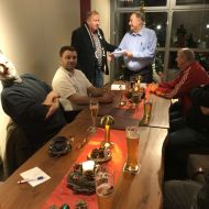 Sportkreisvorsitzender Wolfgang Fröhlich (rechts) übergibt Förderzusage an Horst Spatz vom TSV Günterfürst                Bild: Sportkreis Odenwald