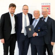 v.l. Sportkreisvorsitzender Markus Jestaedt, Peter Beuth (Minister des Innern und für Sport), Helmut Heisen (Preisträger und 2. Vorsitzender Sportkreis), Manfred Schmidt (Ehrenvorsitzender Sportkreis)                Bild: HMdIS