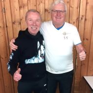Der Sportabzeichen-Prüfer Thorsten Geißler (links) mit Wolfgang Kühnert, der stolz ist, sein 55. Sportabzeichen abgelegt zu haben.                Bild: TLV Eichenzell