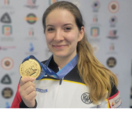 Doreen Vennekamp mit der Goldmedaille für ihren Weltcupsieg in Kairo.                Foto: DSB / Monika Karsch