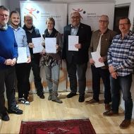 Förderbescheide an zufriedene Vereine, von links: Sportkreisvorsitzender Rafael Reißer, Vedad Turic (Rechner, FSV 1919 Groß-Zimmern), Edgar Böhm (Vorsitzender, Sektion Darmstadt-Starkenburg des DAV), Astrid Ohl (Vorstand Halle, TV 1907 Heubach), Thomas Fischbach (Kinderschutzbeauftragter, TV 1888 Jugenheim), Heinz Eucker (Oberschützenmeister, SG 1454 Babenhausen) und Norbert Weiher (Schützenmeister, SG 1454 Babenhausen).                Bild: Uwe Knecht