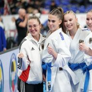 V.l.: Christine Bernstein (Bundesassistenztrainerin Kata), Julie Stevens, Annika Jürgensmann und Clara Ewald                Bild: Karategallery