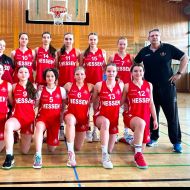 Der weibliche HBV-Kader des Jahrganges 2009 und jünger zeigte eine gute Leistung beim DBB-Sichtungsturnier in Steinbach, wo gleich 5 Hessinnen in den DBB-Sichtungspool nominiert wurden.                Bild: Landestrainer Spissinger