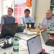 Konzentriert bei der Sache: Bernhard Schmidt, Referent Thorsten Lenz, Renzo Secchi und Sportkreis-Vorsitzender Norbert Möller (von links) während der Klausurtagung zum Thema Microsoft 365.                Bild: Gerhard Strohmann