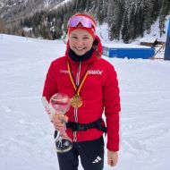 Marie Keudel mit dem Pokal für ihren Titel als Deutsche Jugendmeisterin                Bild: Rika Schulze