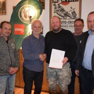 MCS-Schrecksbach
Wilfried Sommer (2. Von links) überreichte im Beisein von Bürgermeister Andreas Schultheis (rechts) den Vorstandsmitgliedern Torsten Kraft (von links), Christian Keil und Hans-Ulrich Merle den Bewilligungsbescheid des Landessportbundes .
                Bild: Günter Brandt