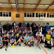 v.l. Stefan Schäfer, Harald Henkler, Peter Lohof, Norbert Höhne, Uwe Steuber, Hans Jürgen Kramer, Thomas Essmann, Dirk Möller, Rüdiger Patze, Regina Schneider, Sophie Schäfer und die Kinder der Edersee Sharks Herzhausen.

                Bild: Marius Hamel, Sportkreis Waldeck-Frankenberg