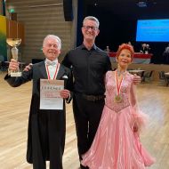 TSC-Trainer Patrick Zimmermann freute sich mit Heinz und Ilse
Ländner über die erfolgreiche Titelverteidigung und gehörte zu den ersten Gratulanten.                Bild: privat