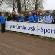Wie in jedem Jahr treffen sich die Prüferinnen und Prüfer schon vor dem eigentlichen Saisonstart auf dem Biebricher Jürgen-Grabowski-Sportfeld, um erste Übungen für das Sportabzeichen zu absolvieren.                Bild: Sportkreis Wiesbaden