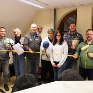 Zollstock, Hammer, Malerrolle und Bälle stehen als Symbole für das Engagement der Wetterauer Sportvereine. Die bieten nicht nur Sport an, sondern kümmern sich auch um ihre Sportanlagen und Sportgeräte. Dazu gab es jetzt Zuschüsse, die Jörg K. Wulf, Vorsitzender des Sportkreises Wetterau, an neun Vereine überreichte. Unser Foto zeigt von links Jörg K. Wulf, Thomas Brannekämper, Silvia Lessiak, Ralf Grauling, Sandra und Fee Walter, Tim Zink und Stefan Koch.
                Bild: Ralf Wächter