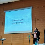 Olympionikin Meike Freitag während ihres Vortrags zum Thema Schwimmen                Bild: Steffen Engesser