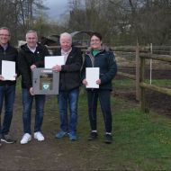 Sportkreisvorsitzender Werner Eifert (2. v. rechts) übergab an Claudia Pröscher (rechts) sowie (von links) Matthias Kraus und Oliver Gerch Bewilligungsbescheide des Landessportbundes in Höhe von insgesamt 5.916 Euro.                Foto: Stock