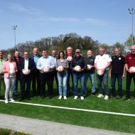 Gerne hätten die geladenen Gäste den neuen Platz selbst sofort ausprobiert: Aber es war ohne „entsprechendes Schuhwerk“ nicht möglich. Von links zu sehen: Manuel Brandenstein, Uli Manthei, Jobst Walter, Susanne Schneider, Uwe Herkt, Winfried Becker, Hans-Georg Albert, Mark Weinmeister, Frithjof Tümmler, Silke Sinning, Konrad Rysiewski, Matthias Springer, Jörg-Thomas Görl, Gerhard Kubitschko, Meik Badenheuer, Wilfried Koch
                Bild: Günter Brandt
