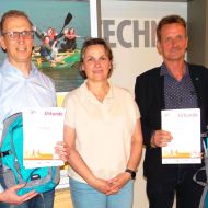 Langjährige Sportabzeichen-Prüfer wurden vom Sportkreis-Vorsitzenden Uwe Steuber (rechts) und Servicestellen-Leiterin Kerstin Mühlhausen (Mitte) geehrt: (von links) Horst Tillack, Knut Holzapfel und Manfred Zink.                 Bild: Peter Bienhaus
