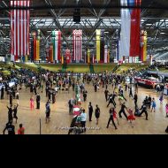 Buntes Treiben auf acht parallelen Tanzflächen der mit Parkett ausgelegten Eissporthalle                Bild: Robert Panther (www.PantherPhotoPress.de)