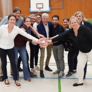 Für den Sport in der Wetterau am Ball: (Von links) Anja Stoll-Kaiser (Geschäftsstelle), Ralf Wächter (Stv. Vorsitzender Öffentlichkeitsarbeit), Tanja Rauch (Beauftrage Seniorensport/Gesundheit), Thomas Golla (Stv. Vorsitzender/Sportwart, Sportabzeichen), Servet Yildirim (Integrationsbeauftragte), Jörg K. Wulf (Vorsitzender), Daniel Schwarz (Beauftragter Schule und Verein), Katrin Gäckle (Beisitzende) sowie Lenau Schubert und Katja Zielinski-Guthe (beide Geschäftsstelle).
Nicht auf dem Foto: Frank Dehnke (Stv. Vorsitzender Finanzen) und Julia Tauber (Bildungsbeauftragte) 
                Bild: Sportkreis Wetterau
