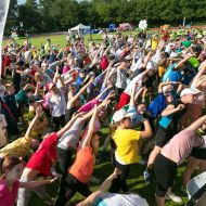 Schülerinnen und Schüler recken und strecken sich für das Sportabzeichen auf der Tour 2019  in Immenhausen.
 
                Foto: DOSB/Treudis Naß