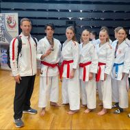 V.l.: Thorsten Steiner (Landestrainer Kata), Nima Kheiri-Ahvazi, Julie Stevens, Annika & Natalie Jürgensmann, Patricia Hebbel, Sophie Wachter (Landestrainerin Kata)                Bild: Julie Stevens für den HFK