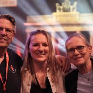 HBV-Landestrainer Ebi Spissinger, "JtfO-Patin" Finja Schaake und HBV-Vize-Präsidentin Birte Schaake  trafen sich bei der JtfO-Abschlussveranstaltung in der Max-Schmeling-Halle Berlin und schwelgten in Erinnerungen.  Mit der Theo-Koch-Schule Grünberg war das "Trio" bei drei Schulweltmeisterschaften am Start.                 Bild: Spissinger