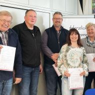 Strahlende Gesichter gab es bei den Vereinsvertretern bei der Überreichung der Bewilligigungsbescheide in der Sportkreis-Geschäftsstelle in Oberursel.                Bild: Gerhard Strohmann
