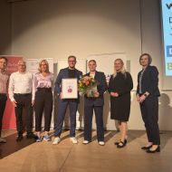 Das Foto zeigt (von links): Bruder Jan Veit, Vater Mark Veit, Mutter Angela J&ouml;rns-Veit, Olympiast&uuml;tzpunktleiter Markus Kremin, Jella Veit, Sportministerin Diana Stolz und Schulleiterin Carolin Kubbe.
                Foto: lsb h