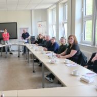 Steuerberaterin Ellen Deranek (Mitte, stehend) informierte Vorstandsmitglieder aus Vogelsberger Vereinen &uuml;ber die Steuerproblematik. Sportkreisvorsitzender Werner Eifert (stehend, rechts) freute sich, dass wichtige Informationen angeboten werden konnten.
                Bild: Erich Stock