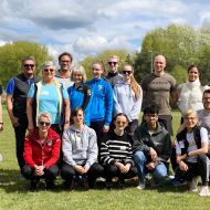 Teilnehmer des Basis Lehrgangs

Links Hinten: Sabine Brauhardt-Müller (TSC Carlsdorf), Karsten Riemann (TV Hessisch Lichtenau), Petra Lindemann (TSV Bebra), Marc Zimmermann (TTV 79), Sabine Szeltner und Julia Szeltner (OSC Vellmar), Tom Iwanyzkyj und Fiona Schott (TSV Oberdünzebach), Denny Goldhahn (Feuerwehr Kassel), Shakira Rucker (Gesundheitssport Bad Wilhelmshöhe)
links Vorne: Vania von der Schelde (TC Laubach), Helen Schmidtke (TG Großalmerode), Janina Thiele-Kuttler (ASC Göttingen), Caroline Rohner und Khaqan Butt (TSV Oberdünzebach), Referentin Heike Sokoll (Sportkreis Region Kassel), Dennie Klose (ASC Göttingen)
                Bild: Sportkreis Nicole Zimmermann