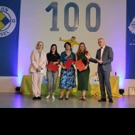 Silvia Möller (Bildmitte) musste als 1. Vorsitzende der TG Jahn Trösel bei der Jubiläumsfeier viele Hände schütteln. Am Ende freute sie sich doch sichtlich über die Ehrung durch den Hessischen Tanzsportverband. Mit an ihrer Seite die weiteren von HTV-Vizepräsidentin Cornelia Straub (li.) geehrten Raphaela Knapp und Vanessa Schäberle. Auch Moderator Jürgen Müller hatte sichtlich große Freude an der Ehrung.                Bild: Nadine Muchau